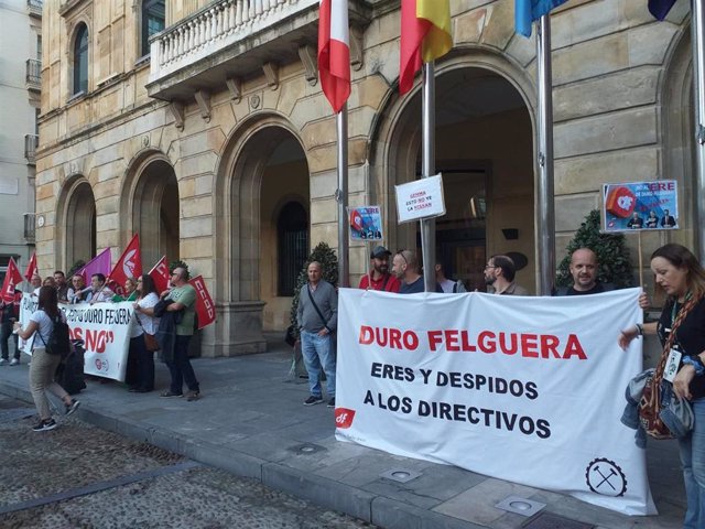 Concentración en la plaza Mayor de Gijón en rechazo a los 208 despidos planteados en Duro Felguera