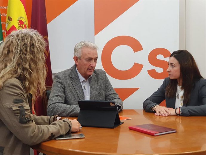 El portavoz municipal de Cs, Miguel Ángel Aumesquet, se reúne con la coordinadora de la formación naranja en la provincia, Isabel González, y la secretaria de organización, Rocío Ricca.