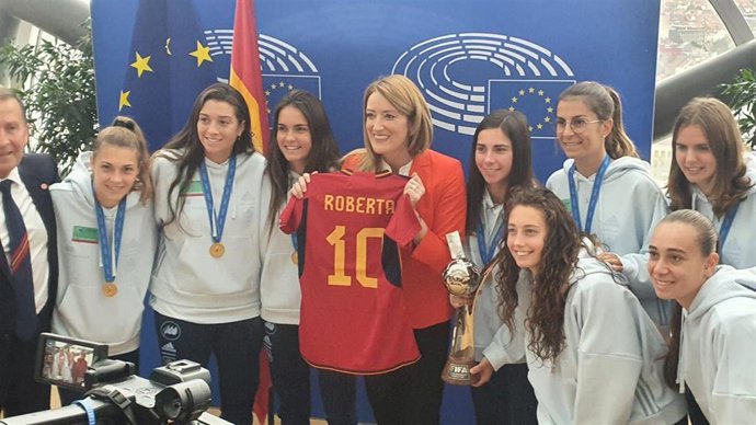 Las jugadoras de la selección española que se proclamaron campeonas del mundo Sub-20 junto a Roberta Metsola, presidenta del Parlamento Europeo