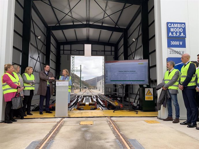 La ministra de Transportes, Movilidad y Agenda Urbana, Raquel Sánchez, interviene durante su visita a la Variante de Pajares a bordo de un tren, a 9 de noviembre de 2022, en Campomanes, Asturias (España). Durante el trayecto en tren, Raquel Sánchez reco