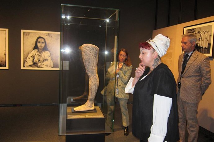 La comisaria y fundadora de la revista HEY! Modern Art & Pop Culture, Anne Richard, explica la exposición 'Tattoo. Arte bajo la piel', en CaixaForum Zaragoza.