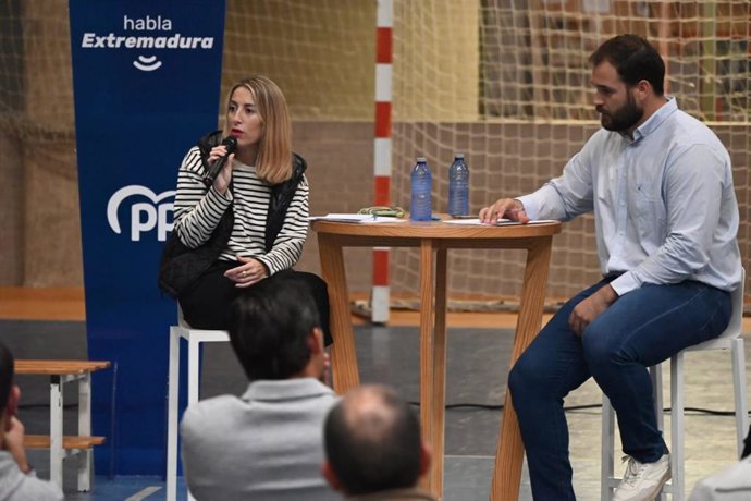 Paría Guardiola, acompañada por Javier Cienfuegos, en un encuentro de Habla Extremadura con deportistas.