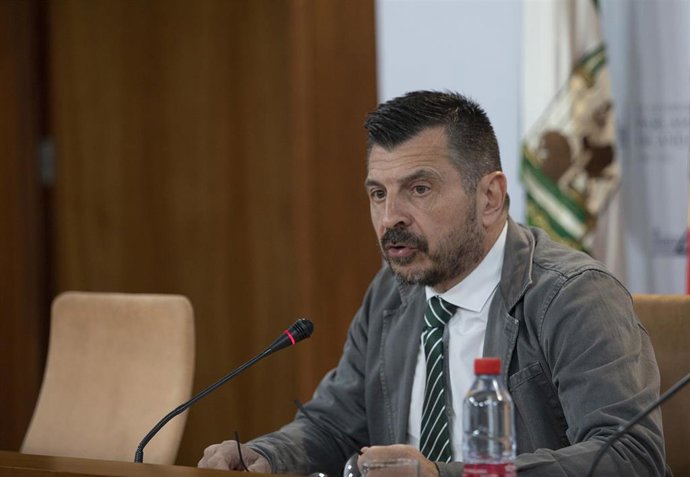 El portavoz del grupo parlamentario PP-A, Toni Martín (i) a su llegada a la rueda de prensa previa al Pleno de la Cámara, en el Parlamento de Andalucía. A 09 de noviembre de 2022, en Sevilla (Andalucía, España).