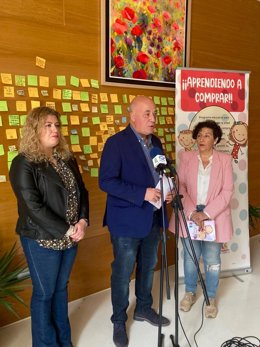 El presidente de la Diputación de Córdoba y alcalde de Rute, Antonio Ruiz, en la presentación de la puesta en marcha de 'Aprendiendo a comprar'.