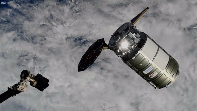 Nave Cygnus llegando a la ISS con un solo panel solar desplegado