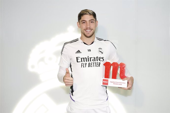 Fede Valverde posa con su trofeo de mejor jugador de octubre para los aficionados del Real Madrid