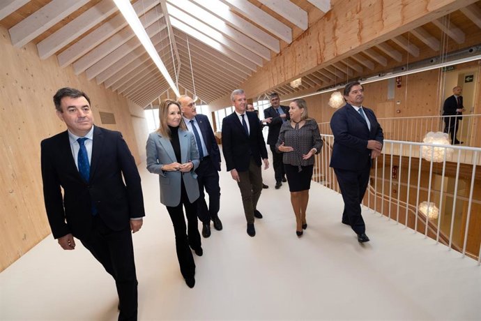 El presidente de la Xunta, Alfonso Rueda, acompañado d conselleiro de Cultura, Educación, Formación Profesional e Universidades, Román Rodríguez, y representantes de las tres universidades gallegas