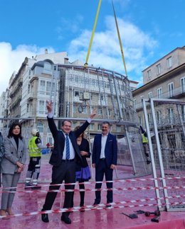 Abel Caballero en la instalación del árbol de Navidad gigante.