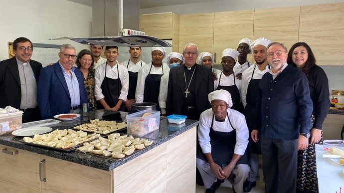 Monseñor Saiz visita el proyecto Nazaret de atención a migrantes de Cáritas.