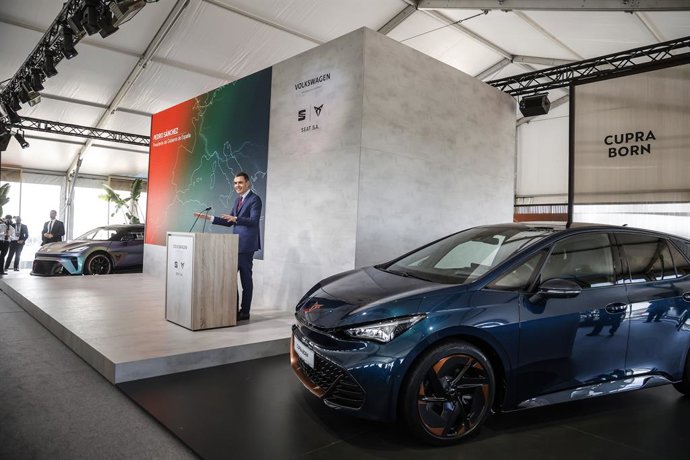 Archivo - El presidente del Gobierno, Pedro Sánchez, interviene durante la presentación del proyecto de gigafactoría de baterías de Volkswagen, a 5 de mayo de 2022, en Sagunto, Valencia, Comunidad Valenciana (España). (Foto de archivo).
