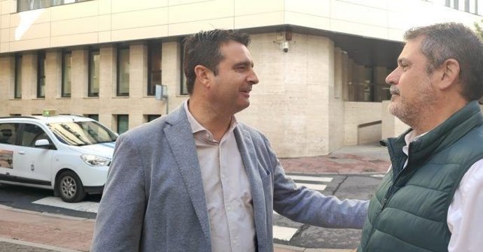 El senador por el PSOE de Huelva y secretario de Relaciones Institucionales de la Ejecutiva Provincial, Amaro Huelva (izquierda).