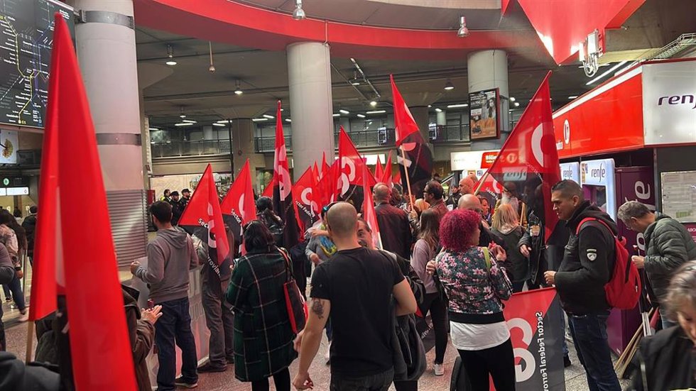Sindicalistas de CGT en la jornada de huelga en Renfe el 7 de noviembre.