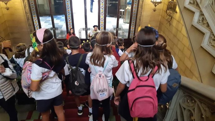 Uno de los momentos de una visita teatralizada donde los escolares pudieron aprender más sobre el Palacio del Consell de Mallorca.