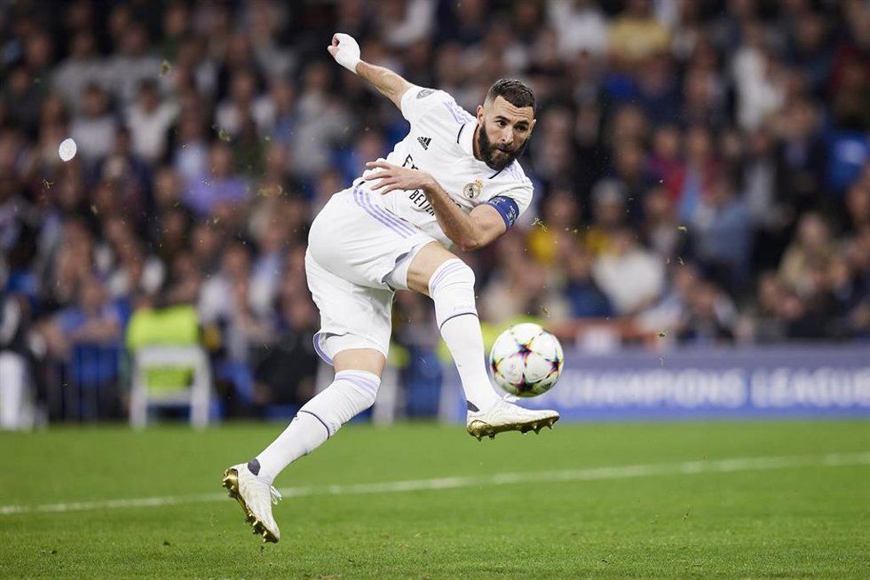 El delantero francés Karim Benzema golpea un balón en el Real Madrid-Celtic de la Liga de Campeones 2022-2023