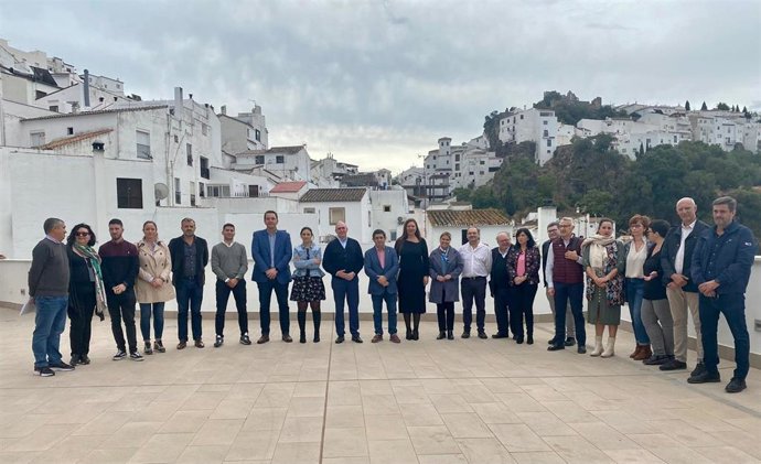Asistentes a la reunión de la junta directiva de Famsi.