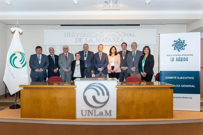 Foto de familia con representantes del Comité Ejecutivo del Grupo La Rábida.