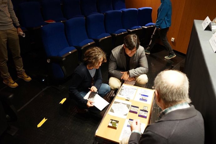 El consejero de Ciencia, Innovación y Universidad del Gobierno asturiano, Borja Sánchez, participa en la presentación de la nueva especie de planta descrita en el MUJA.