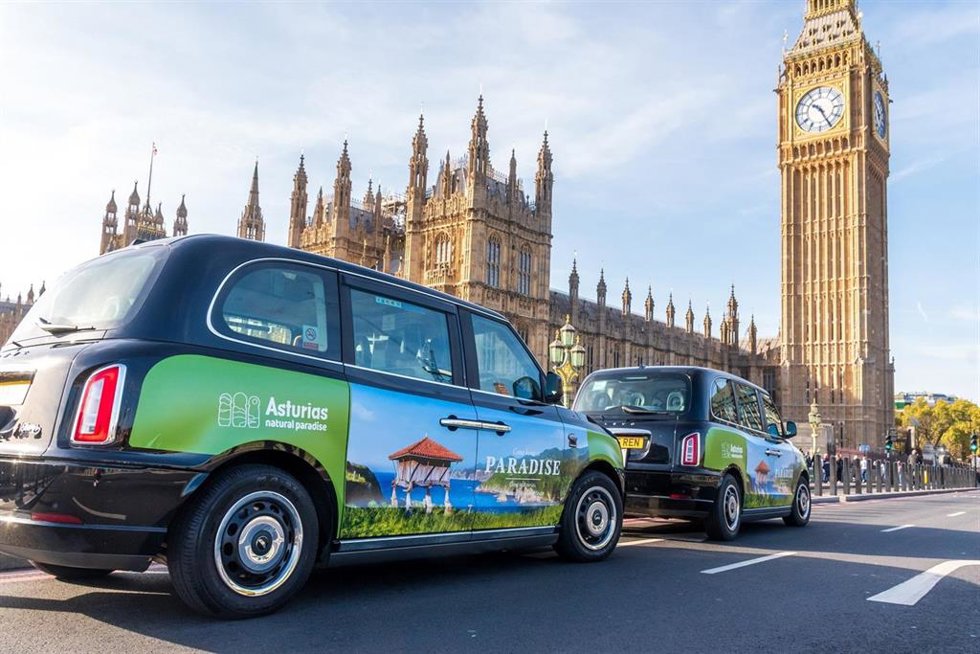 Taxis en Londres con publicidad de Asturias.