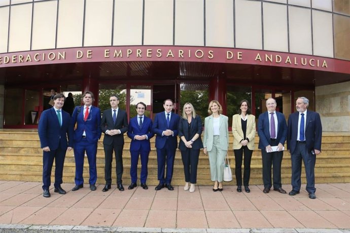 La consejera de Fomento, Articulación del Territorio y Vivienda, Marifrán Carazo, se reúne con la Confederación de Empresarios de Andalucía (CEA)