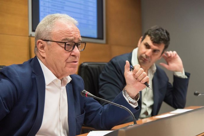 El presidente de la DPH, Miguel Gracia, y el diputado delegado de Hacienda, Fernando Sánchez, presentan los Presupuestos de la institución para 2023.