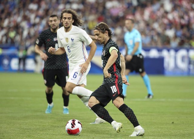 Archivo - Luka Modric conduce la pelota durante el Francia-Croacia de la Liga de Naciones 2022