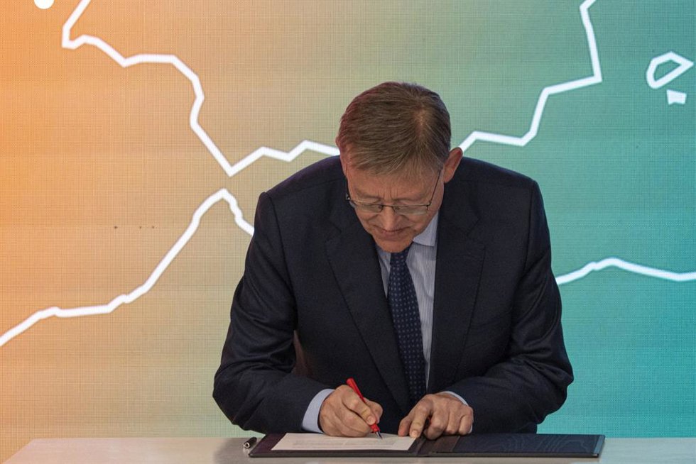 Archivo - El president de la Generalitat, Ximo Puig, firma con representantes de PowerCo (Grupo Volkswagen) el convenio de colaboración para el desarrollo de la planta de baterías de Sagunto