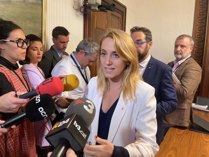 La consellera de Economía y Hacienda de la Generalitat, Natlia Mas, junto al conseller de Territorio, Juli Fernndez, en el Parlament este miércoles