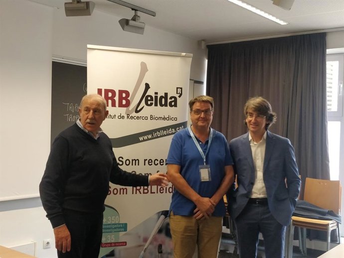 El miembro del Comité Organizador del Mamapop, Manel Tahull; el facultativo del Servicio de Oncología Médica del HUAV, Serafín Morales; y el impulsor del Mamapop, Manel Simón.