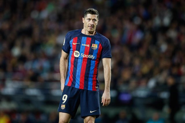 09 November 2022, Spain, Barcelona: Barcelona's Robert Lewandowski (C) poses for a group photo after receiving the Golden Shoe award at Antiga Fabrica Estrella Damm. Photo: Gerard Franco/DAX via ZUMA Press Wire/dpa