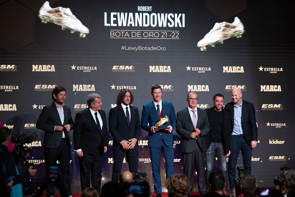 09 November 2022, Spain, Barcelona: Barcelona's Robert Lewandowski (C) poses for a group photo after receiving the Golden Shoe award at Antiga Fabrica Estrella Damm. Photo: Gerard Franco/DAX via ZUMA Press Wire/dpa