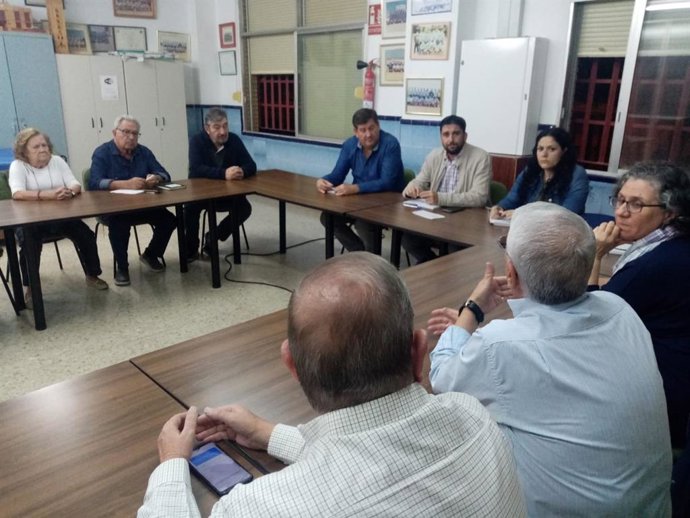 Ismael Sánchez se reúne con vecinos de La Oliva.