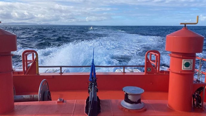 Un Pesquero De Malpica (A Coruña), El Ronsel Dos, Que Se Quedó Sin Gobierno Cerca De Bajos De Baldaios Ha Sido Remolcado Con Tres Tripulantes A Bordo Por La Salvamar Betelgeuse Hasta El Puerto De A Coruña.