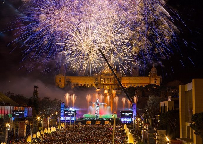 Archivo - Festa de la nit de Cap d'Any a l'avinguda Maria Cristina de Barcelona 
