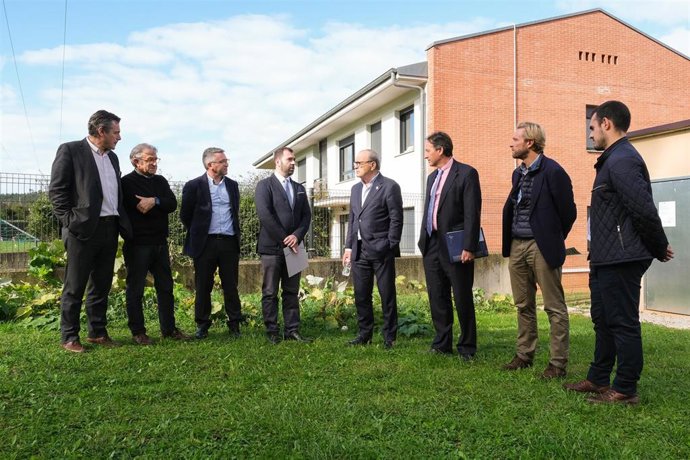 Visita a la primera vivienda social autosuficiente y carbónicamente neutra por el uso de pila de hidrógeno