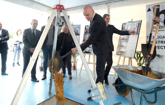 El alcalde de Sevilla, Antonio Muñoz, en la colocación de la primera piedra de una nueva promoción de viviendas en Sevilla Este.