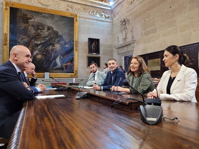 La consejera de Agua, Carmen Crespo, se reúne con el alcalde de Sevilla, Antonio Muñoz, en el Ayuntamiento.
