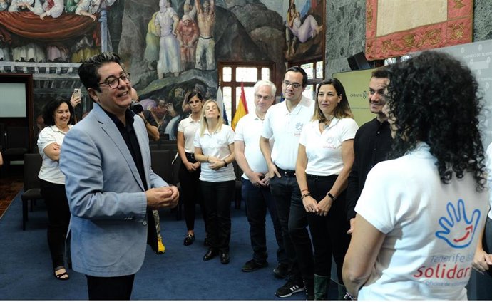 El presidente del Cabildo de Tenerife, Pedro Martín, conversa con entidades de voluntariado del programa 'Tenerife Isla Solidaria'