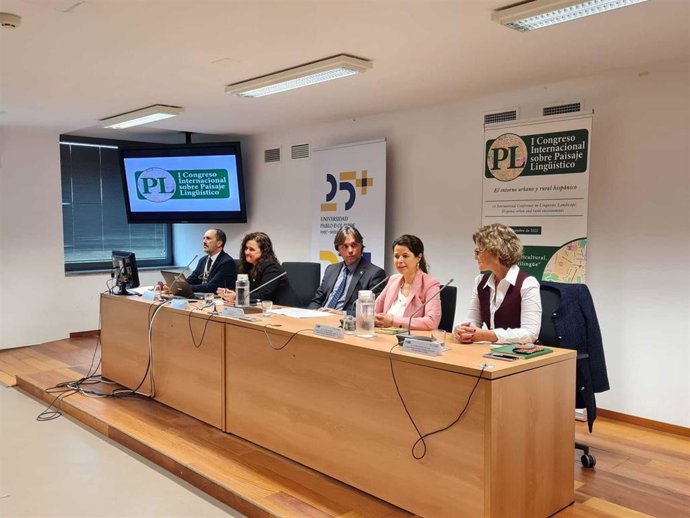 En la mesa inaugural, los profesores de la UPO Francisco Molina y Mercedes de la Torre; el rector de la UPO, Francisco Oliva; la catedrática de Filología Lola Pons y la decana de de Humanidades, Rosario Moreno.