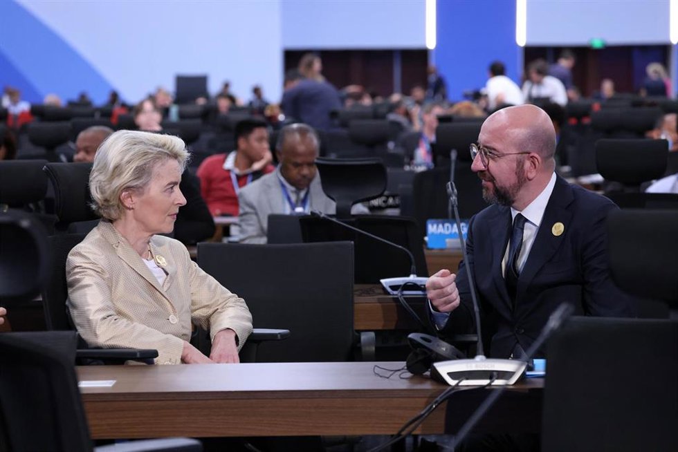 La presidenta de la Comisión Europea, Ursula von der Leyen, y  Ee presidente del Consejo europeo, Charles Michel