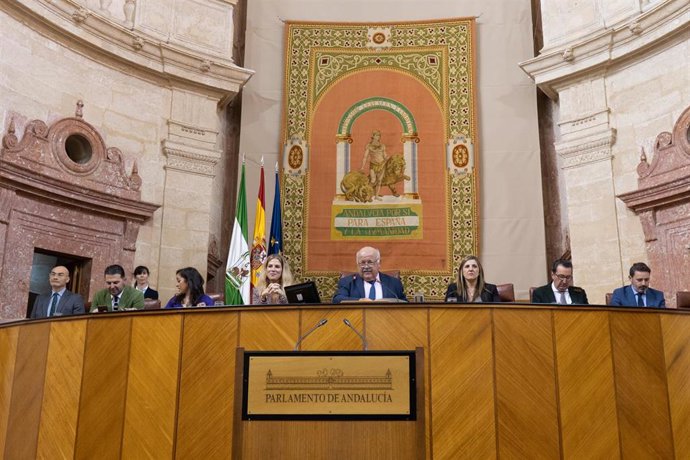 El Presidente del Parlamento Andaluz Jesús Aguirre (2i) da comienzo a la sesión de hoy en el Parlamento de  Andalucía, a 9 de Noviembre de 2022 en Sevilla (Andalucía, España). En la sesión del Pleno, de esta XII Legislatura, se incluye el Informe del De