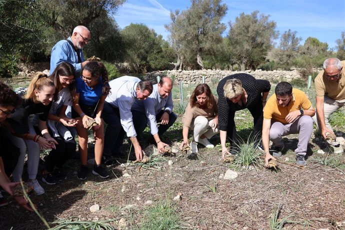 La presidenta del Govern, Francina Armengol, y el conseller de Medio Ambiente y Territorio, Miquel Mir, en el Parque Natural del Llevant.