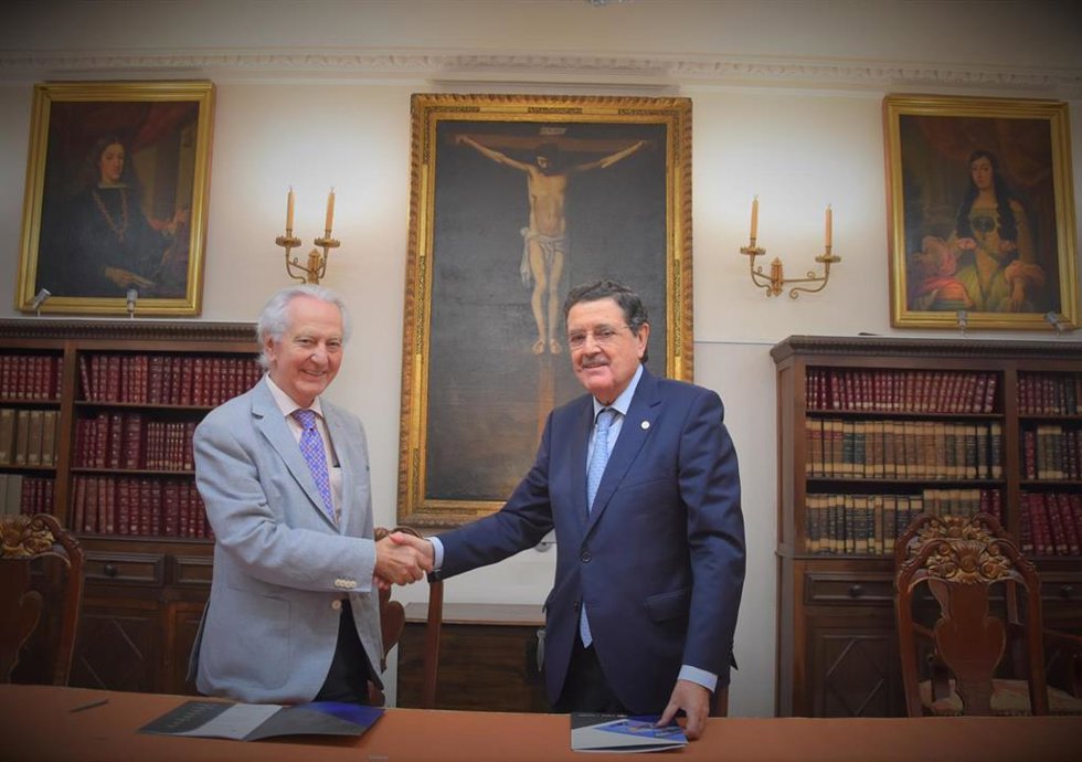 El acuerdo ha sido suscrito por Carlos Infantes Alcón, presidente de la Real Academia de Medicina y Cirugía de Sevilla, y José Alberto Parejo Gámir, rector- promotor de la Universidad CEU Fernando III y catedrático de Política Económica.