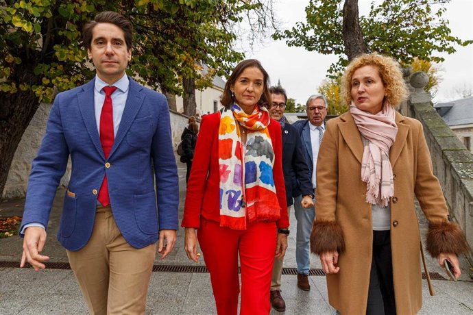 (I-D) El concejal de Obras de Segovia, Miguel Merino; la ministra de Industria, Comercio y Turismo, Reyes Maroto y la subdelegada del gobierno en Segovia, Lirio Martín, a su llegada a la presentación de ayudas del Patrimonio Histórico con Uso Turístico 