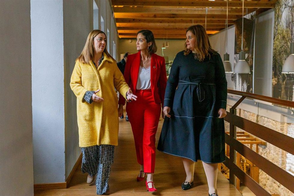 (I-D) La delegada del Gobierno en Castilla y León, Virginia Barcones; la ministra de Industria, Comercio y Turismo, Reyes Maroto y la alcaldesa de Segovia, Clara Martín, a su llegada a la presentación de ayudas del Patrimonio Histórico con Uso Turístico