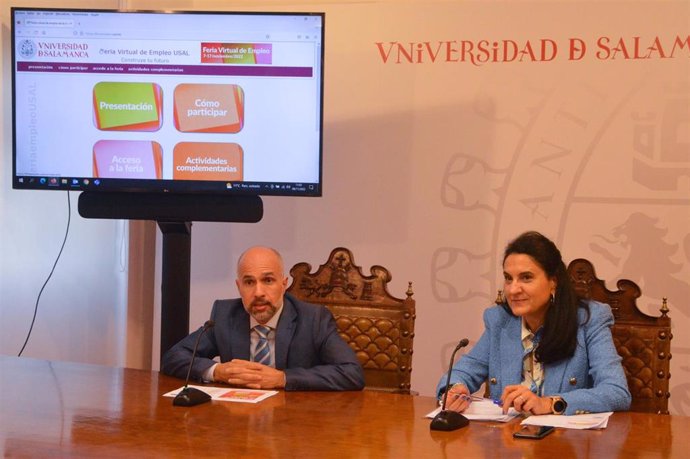 El vicerrector de Economía de la USAL, Javier González Benito, y la directora del SIPPE, Mili Pizarro, en la presentación de la Feria Virtual de Empleo de la Universidad de Salamanca.