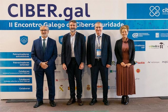 El director de Infraestruturas y Seguridad de Amtega, Adrián Lence, y presidente da Federación Galega de Municipios e Provincias, Alberto Varela, junto a otros profesionales del sector