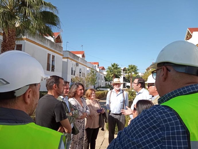 La delegada territorial de Fomento, Articulación del Territorio y Vivienda en Cádiz, Carmen Sánchez, en su visita a las obras de rehabilitación de unas viviendas de la Barca