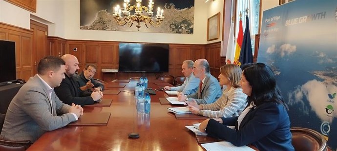 El presidente del Puerto de Vigo, Jesús Vázquez Almuiña, mantiene una reunión con los hosteleros y comerciantes afectados por los botellones