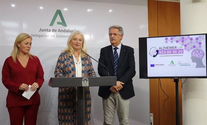 La delegada de Gobierno de la Junta en Cádiz, Mercedes Colombo, presenta en Cádiz el teléfono 'La Línea Alzheimer'