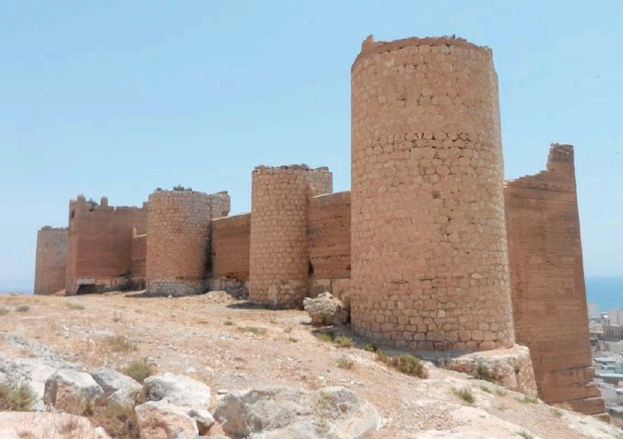 Archivo - Murallas del Cerro de San Cristóbal de Almería.